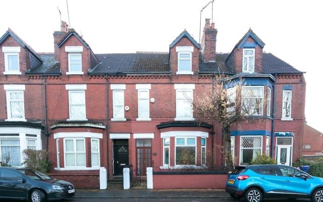 6 Bed House near Manchester