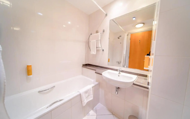 Premier Inn Abu Dhabi Airport (Business Park)
