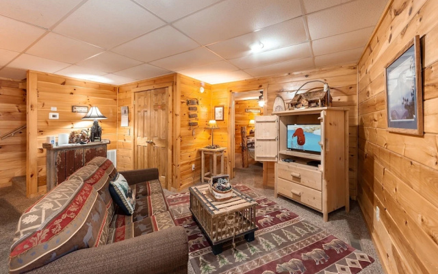Moose Tracks 3 Bedroom Cabin by RedAwning
