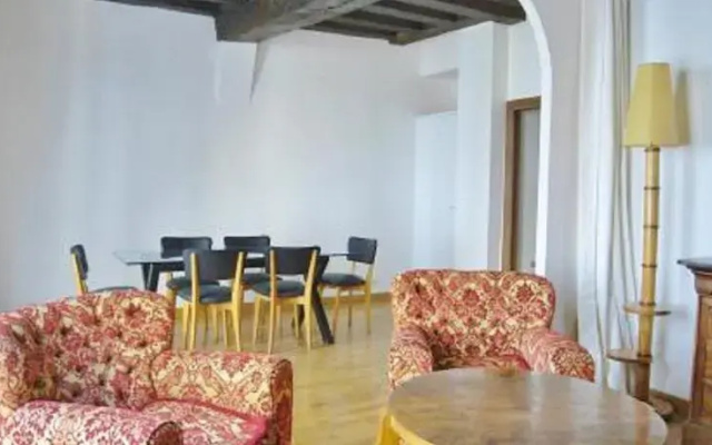 One-Bedroom Apartment Downtown