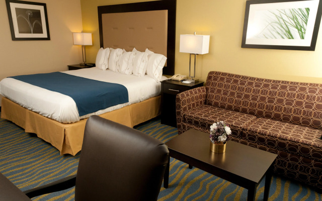 Holiday Inn Express & Suites Bloomington - Normal by IHG