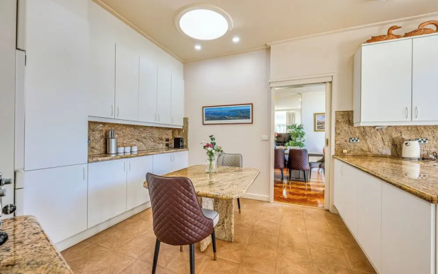 StayAU Spacious 6BR McKinnon Pool Home