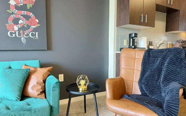 Beautiful 1 BR in LA Gym Pool 10mins to Cedar