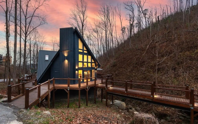 Night Owl 3 Bedroom Cabin by RedAwning