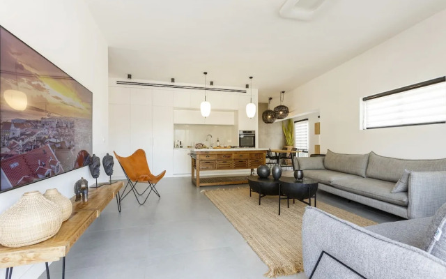 AirTLV-Bazel Apartment With Balcony