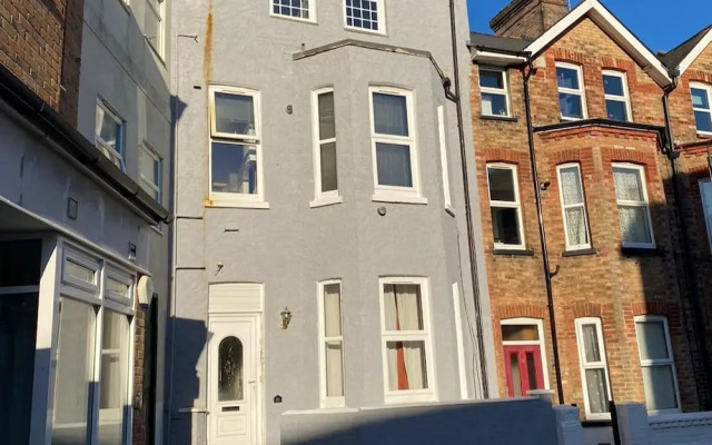 Studio Flat Yards From Bournemouth Beach