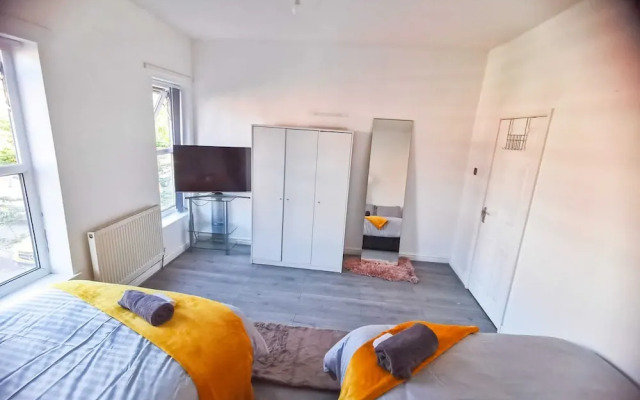 Charming 4-bed House in Manchester