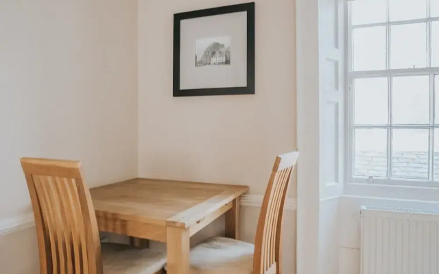 Reizand Apartments, Young St