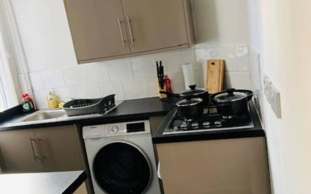 Inviting 3-bedroom Home in Liverpool With Parking