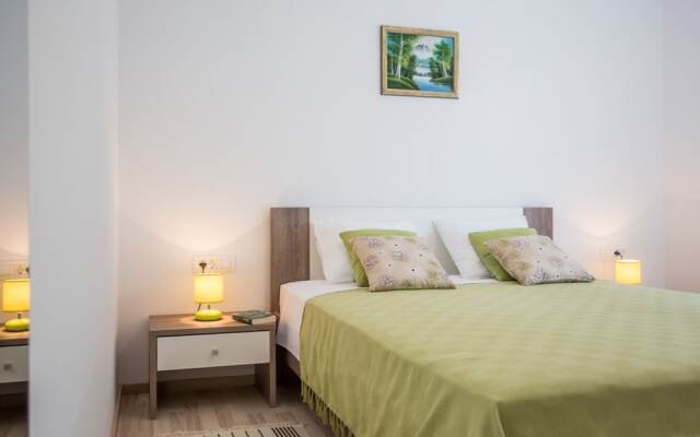Modern Apartment in Kastel Stafilic With Fenced Garden