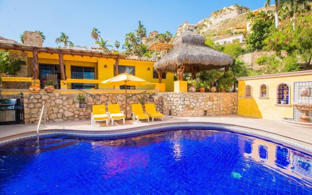 Walk to Cabo Marina & Downtown: Villa Mira Flores