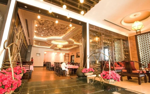 Den Long Do Hotel & Restaurant