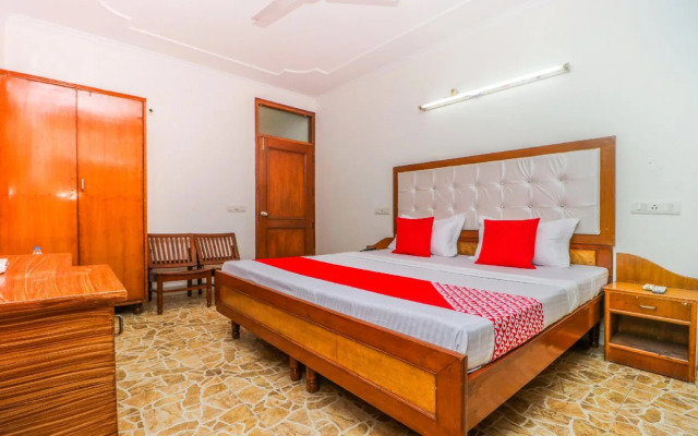Preet Lodge Mohali by OYO Rooms