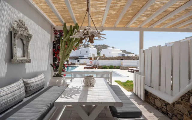 Phaedrus Living: Ornos Beach House Mykonos
