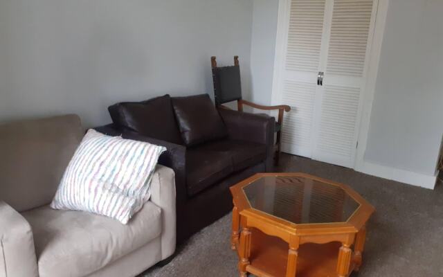 Spacious 2-bed Apartment in North of Glasgow