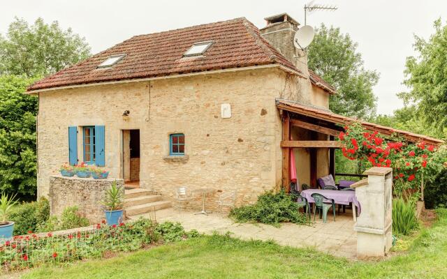 Serene Holiday Home in Besse with Swimming Pool