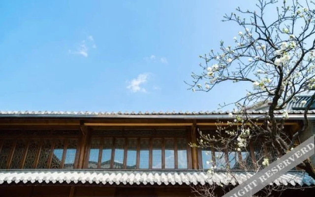 Tengchong and Shunhai Yan College Inn