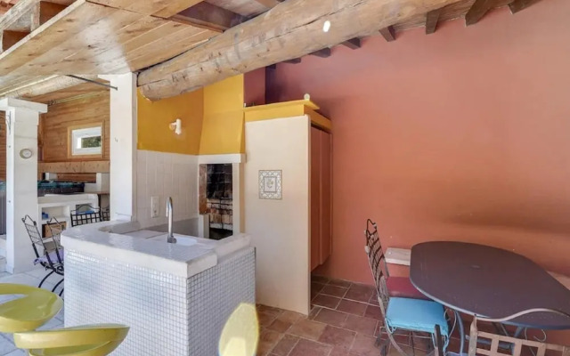 Villa With Swimming Pool Within the Luberon