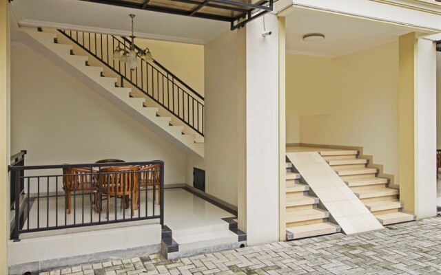 RedDoorz Syariah near Mercu Buana University