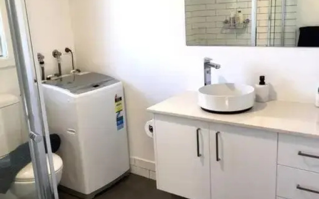 Adorable 1 bedroom guesthouse with firepit