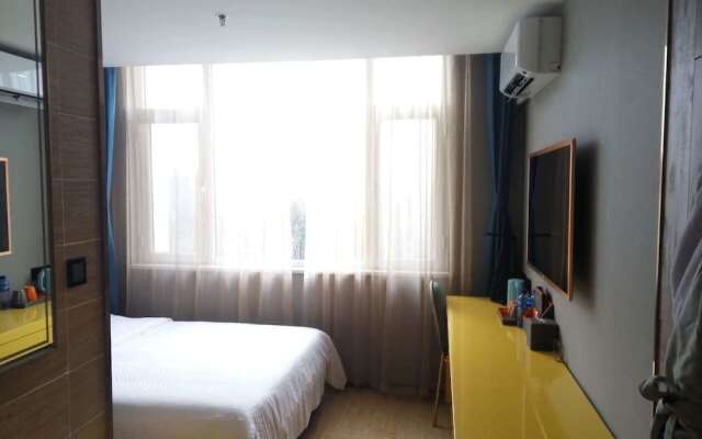 Yantai 90's Light Luxury Hotel