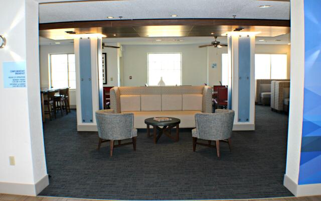 Holiday Inn Express & Suites Plainview by IHG