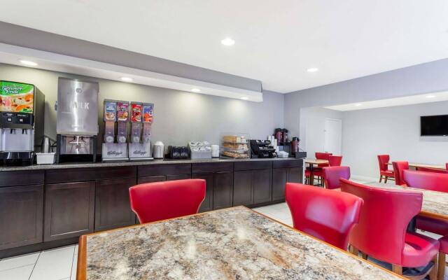 Super 8 by Wyndham Orlando Near Florida Mall