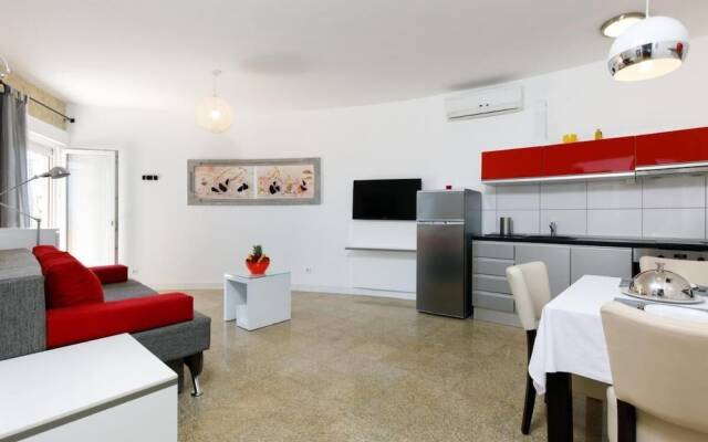 Cozy Apartment for 3 Adults Next to the Beach