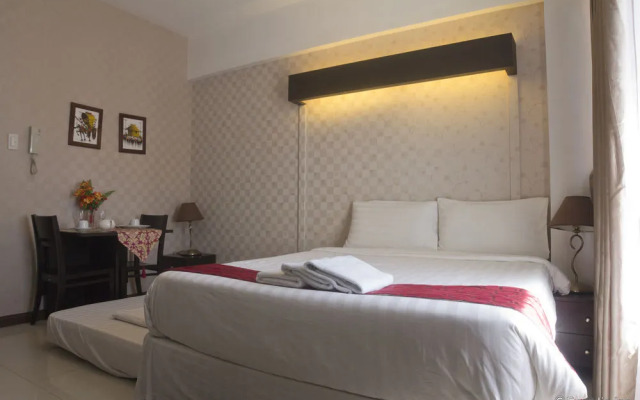 OYO 215 Sunshine City Suites