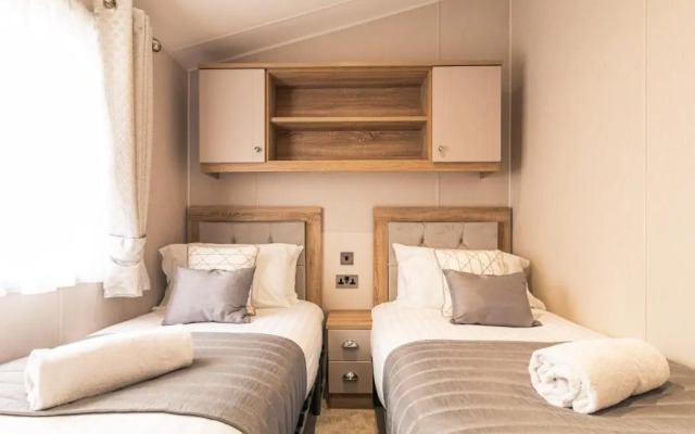 Lakeside Retreat Lodge With Hot Tub