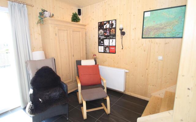 Lavish Wooded Chalet with Sauna & bubble bath in Hohentauern