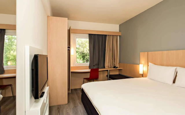 Ibis Pilar