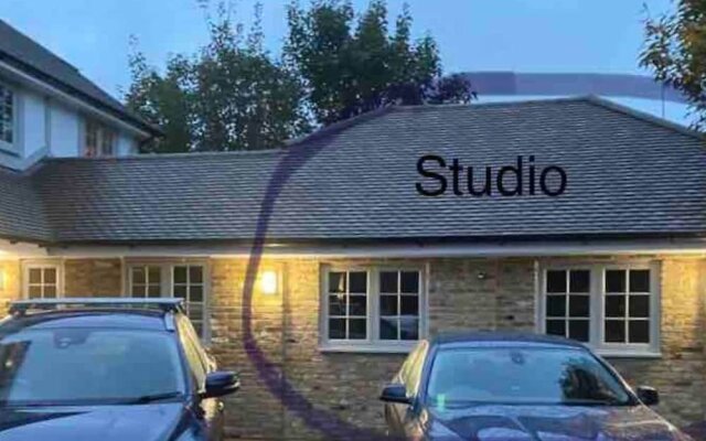 Stunning Private En-suite Studio in Cobham