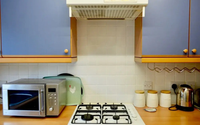 Spacious 2 Bedroom Ground Floor Flat in Leith