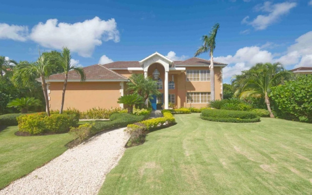 Large Golf View Villa With Pool Jacuzzi and Staff