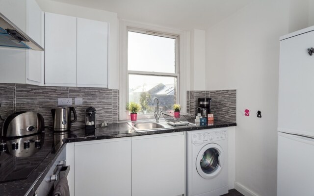 Bright and Modern Shepherd's Bush Gem - ROS