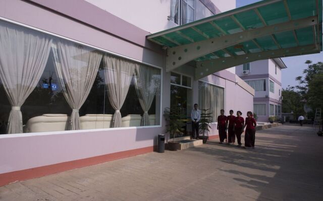 Shwe Poe Eain Hotel 1