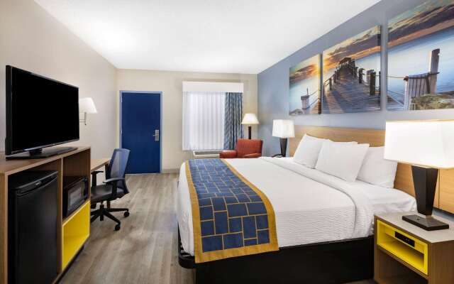 Days Inn & Suites by Wyndham Savannah Midtown