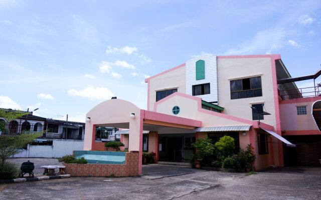 Plernpetch Hotel
