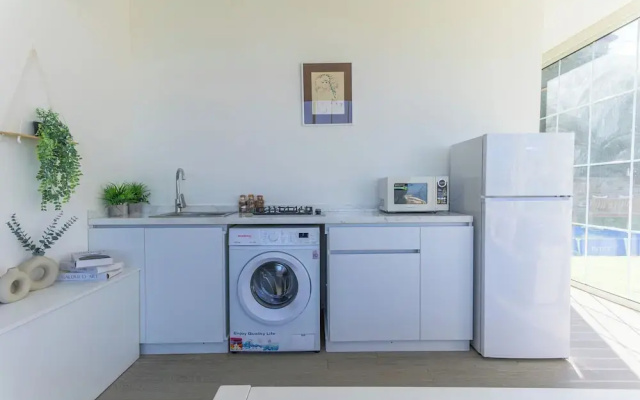GlassHaus Rooftop 2-BR & Pool in Ghazir