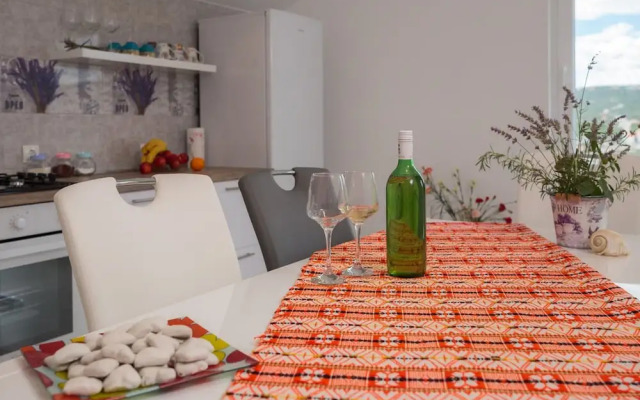 A8 - Modern apt With Terrace, 3 min Walk to Beach