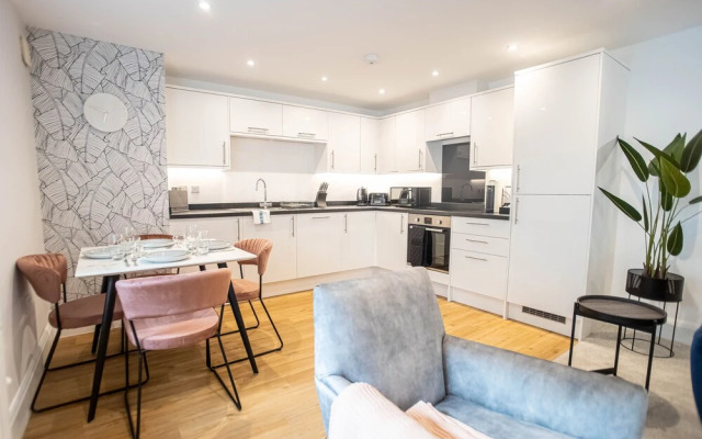 Super Luxe 2 Bed Apartment Torquay - Stunning Harbour View - Near Babbacoombe & Beach.