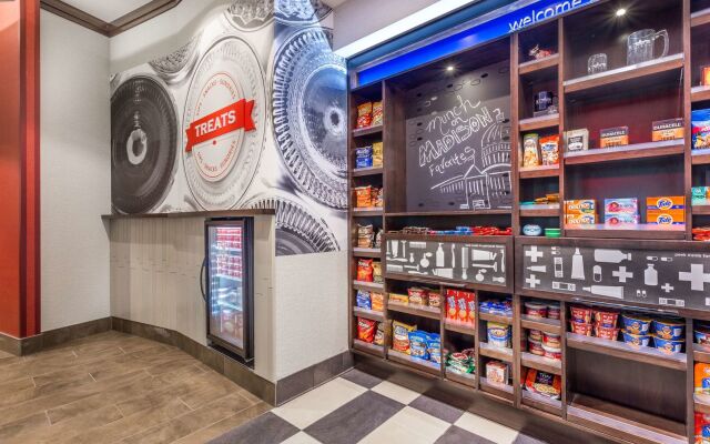 Hampton Inn & Suites Madison / Downtown