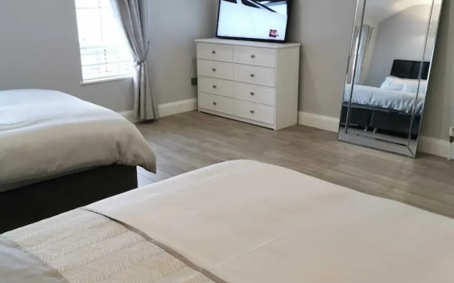 Modern 3-bed Apartment in Magherafelt Sleeps 8