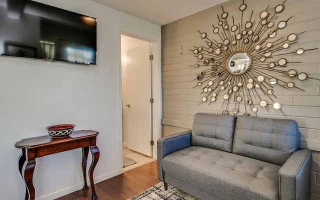 Charming Mid Town Guest House W/private Patio!