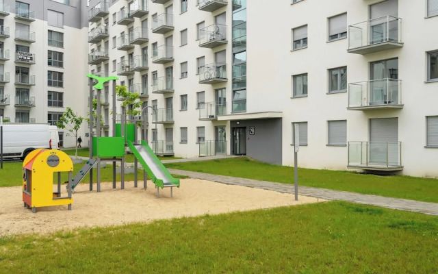 Apartment With Parking by Renters