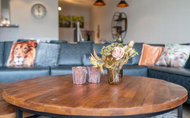 Luxury apartment overlooking the marina for 10 people