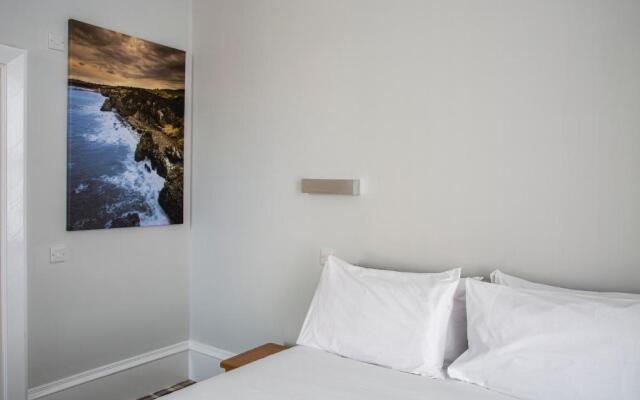 Crown Court Hotel & Bar.