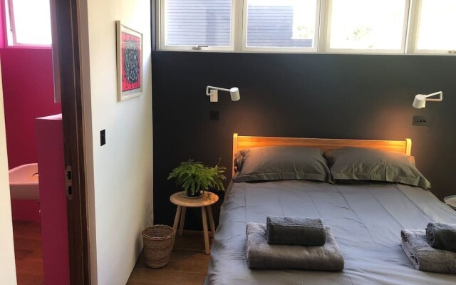 3-bed Flat w/ 2 Terraces in Hackney, East London!