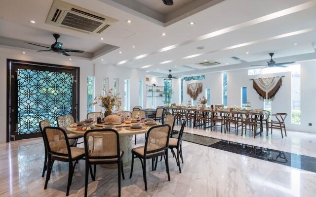 25000sqft Grand Luxe Villa PJ 13BR 42Pax